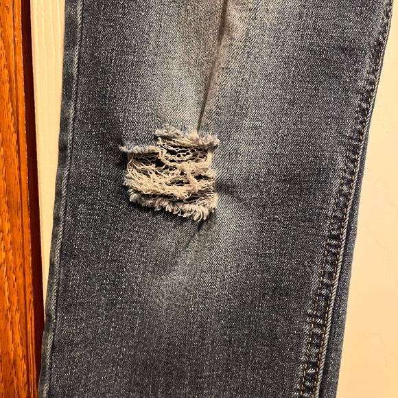 Kensie Jeans With Flowers - Picture 4 of 8